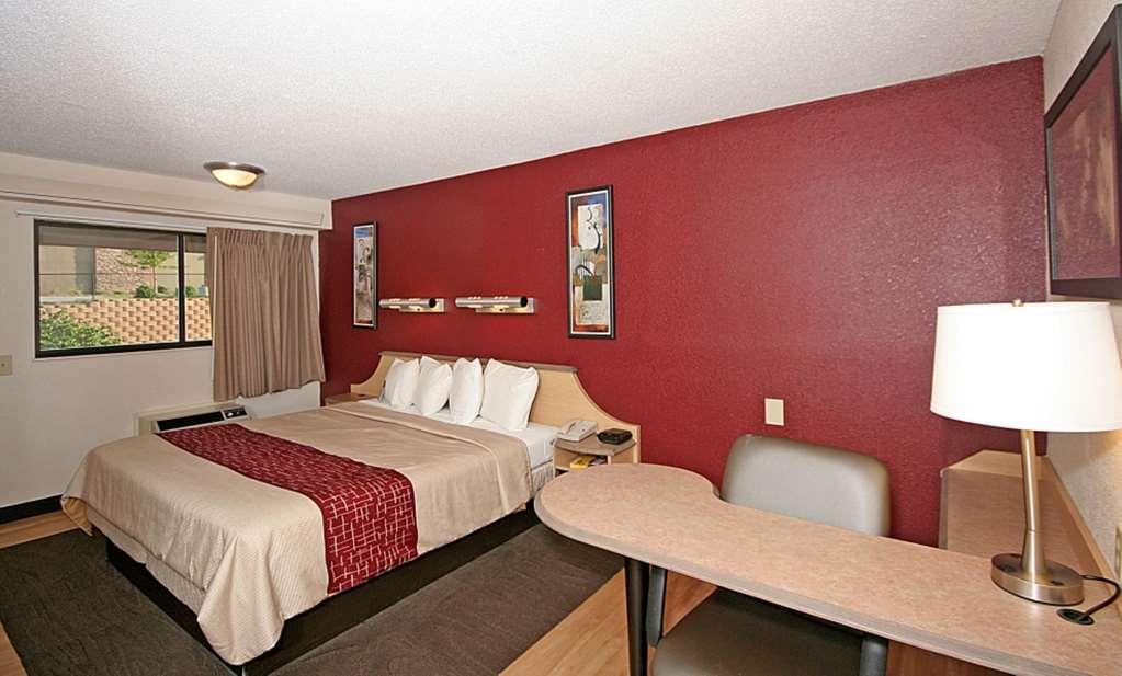 Red Roof Inn Greensboro Airport Room photo